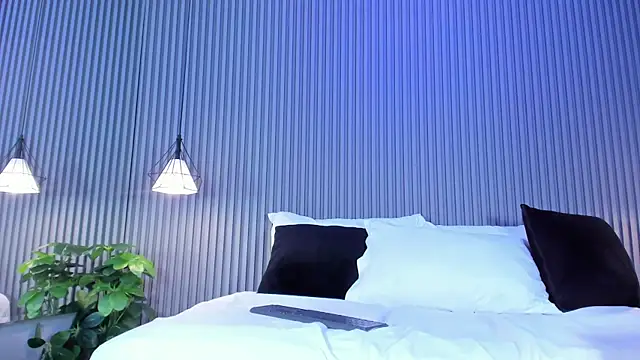 ElaraDusk online show from November 2025 04:49:01 AM