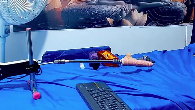 Snapshot of MiaBlaze_ chatting on November 2025 01:47:01 AM MiaBlaze online show from November 2025 01:47:01 AM