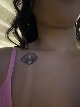 Snapshot of ReinaChloe chatting on October 2025 04:06:02 PM ReinaChloe online show from October 2025 04:06:02 PM