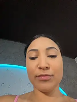 Snapshot of ReinaChloe chatting on November 2025 03:57:01 PM ReinaChloe online show from November 2025 03:57:01 PM