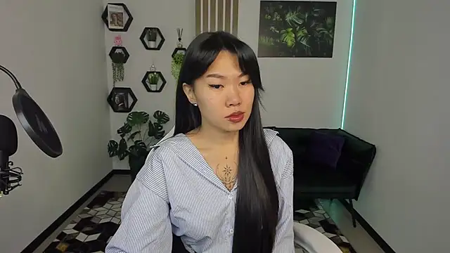 Snapshot of LunaPurrr chatting on October 2025 01:05:02 AM LunaPurrr online show from October 2025 01:05:02 AM