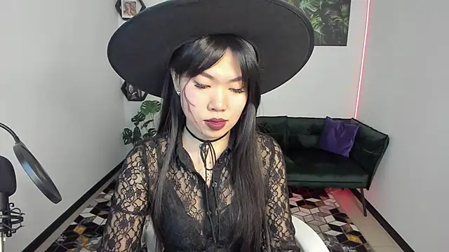 Snapshot of LunaPurrr chatting on October 2025 01:09:02 AM LunaPurrr online show from October 2025 01:09:02 AM