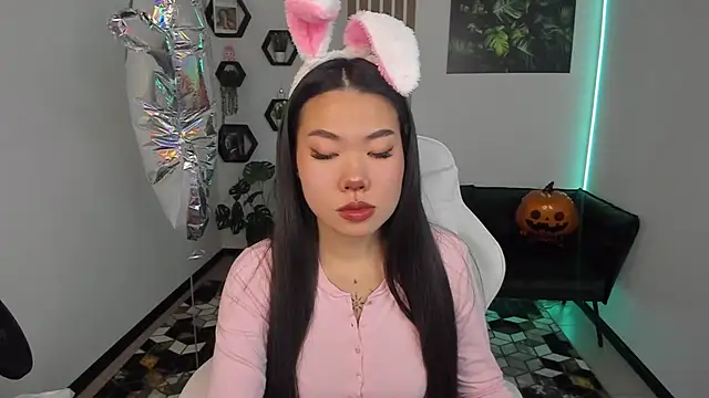 Snapshot of LunaPurrr chatting on October 2025 11:40:02 PM LunaPurrr online show from October 2025 11:40:02 PM