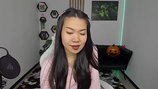 Snapshot of LunaPurrr chatting on November 2025 01:15:02 AM LunaPurrr online show from November 2025 01:15:02 AM