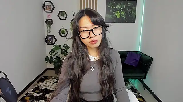 Snapshot of LunaPurrr chatting on November 2025 01:04:01 AM LunaPurrr online show from November 2025 01:04:01 AM