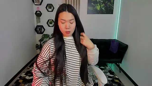 Snapshot of LunaPurrr chatting on November 2025 01:06:01 AM LunaPurrr online show from November 2025 01:06:01 AM