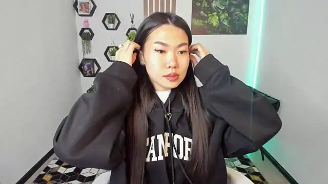 Snapshot of LunaPurrr chatting on November 2025 01:17:01 AM LunaPurrr online show from November 2025 01:17:01 AM