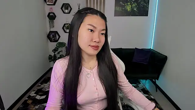 Snapshot of LunaPurrr chatting on November 2025 01:29:01 AM LunaPurrr online show from November 2025 01:29:01 AM