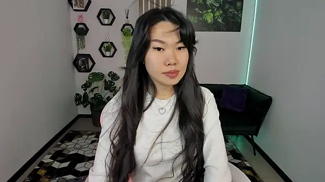 Snapshot of LunaPurrr chatting on November 2025 12:24:01 AM LunaPurrr online show from November 2025 12:24:01 AM