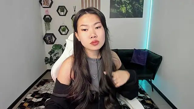 Snapshot of LunaPurrr chatting on November 2025 11:18:01 PM LunaPurrr online show from November 2025 11:18:01 PM