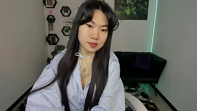 Snapshot of LunaPurrr chatting on December 2025 01:11:01 AM LunaPurrr online show from December 2025 01:11:01 AM