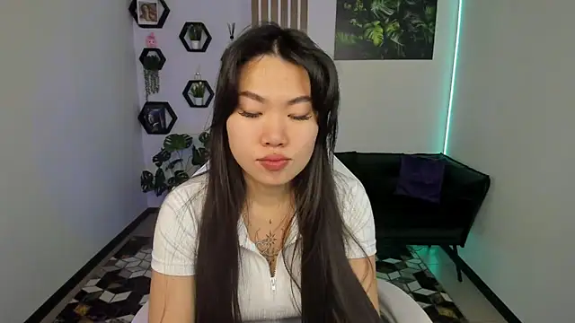 Snapshot of LunaPurrr chatting on December 2025 01:13:01 AM LunaPurrr online show from December 2025 01:13:01 AM