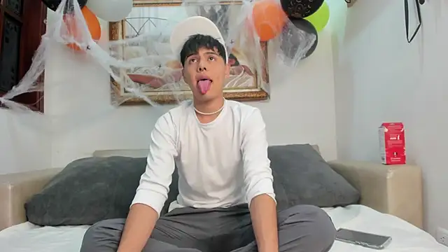 Felipe Cold online show from October 2025 03:34:01 AM