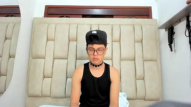 Felipe Cold online show from November 2025 02:44:02 AM