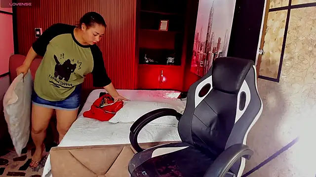 Snapshot of ThaliaBrooks_ chatting on November 2025 04:33:02 AM ThaliaBrooks online show from November 2025 04:33:02 AM