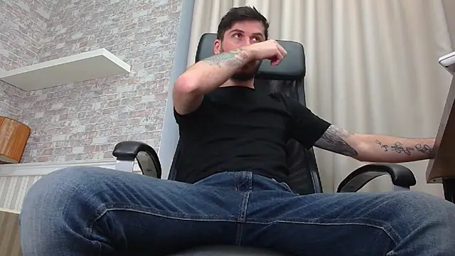 Snapshot of JonahShaw chatting on November 2025 05:18:02 AM JonahShaw online show from November 2025 05:18:02 AM