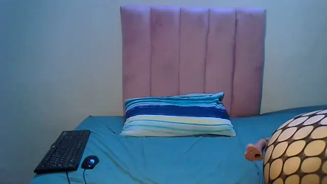 Snapshot of RoxyLuv77 chatting on October 2025 10:44:01 PM RoxyLuv77 online show from October 2025 10:44:01 PM