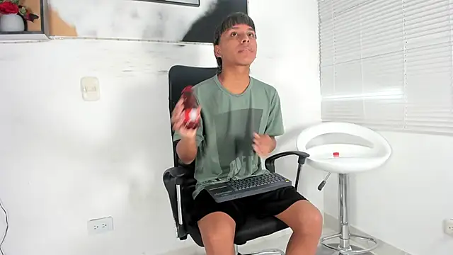 tyler twink boy online show from September 2025 01:05:01 PM