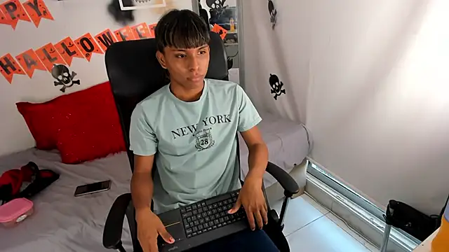 tyler twink boy online show from October 2025 12:44:02 PM