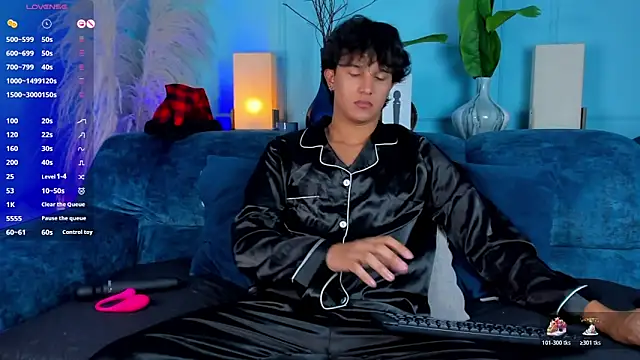 Leo Savage  online show from December 2025 03:44:02 AM