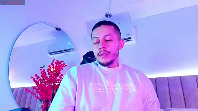 Snapshot of AronSandeers chatting on October 2025 04:24:02 PM AronSandeers online show from October 2025 04:24:02 PM