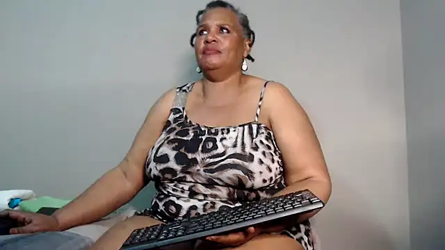 Snapshot of GrandBustyMelon chatting on September 2025 08:17:01 AM GrandBustyMelon online show from September 2025 08:17:01 AM