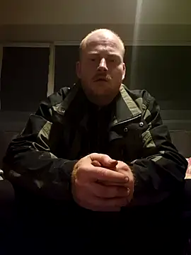 svenni2525 online show from October 2025 06:28:02 PM