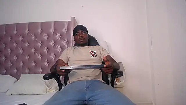 Snapshot of Hiper_Hard chatting on October 2025 11:49:01 PM Hiper Hard online show from October 2025 11:49:01 PM