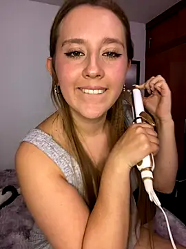 Snapshot of Cutie_blondie chatting on November 2025 12:33:01 AM Cutie blondie online show from November 2025 12:33:01 AM