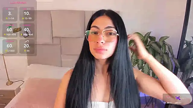 laurenn smith online show from October 2025 01:11:01 PM