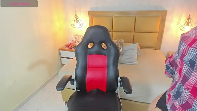 Snapshot of MELISSAROUGE chatting on November 2025 07:35:01 PM MELISSAROUGE online show from November 2025 07:35:01 PM