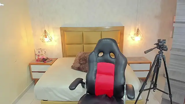 Snapshot of MELISSAROUGE chatting on November 2025 07:35:01 PM MELISSAROUGE online show from November 2025 07:35:01 PM