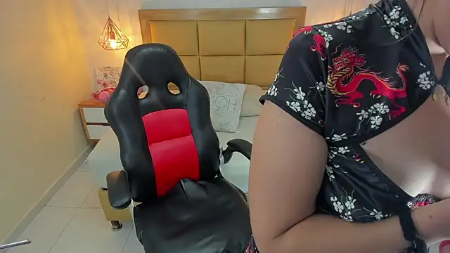 Snapshot of MELISSAROUGE chatting on November 2025 07:35:01 PM MELISSAROUGE online show from November 2025 07:35:01 PM