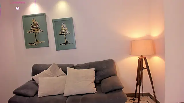 Snapshot of VeronicaBlue chatting on October 2025 09:43:01 AM VeronicaBlue online show from October 2025 09:43:01 AM