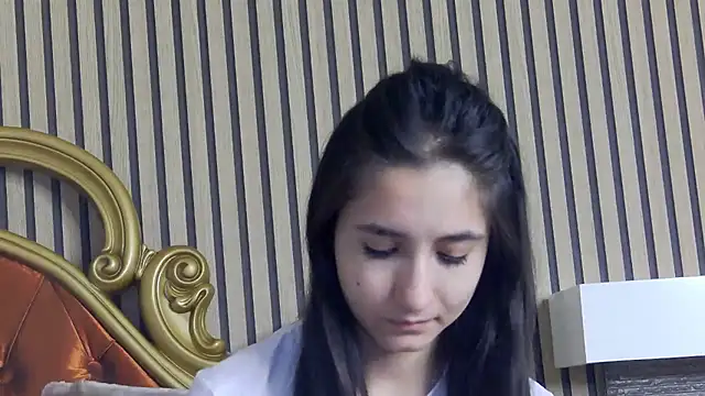 Snapshot of CarolinaBlair chatting on May 2026 05:35:01 AM CarolinaBlair online show from May 2026 05:35:01 AM