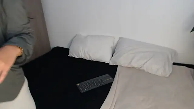   abrill   online show from October 2025 08:35:01 PM