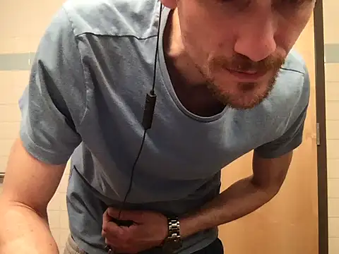 Snapshot of handyman7766 chatting on January 2025 03:34:02 PM handyman7766 online show from January 2025 03:34:02 PM