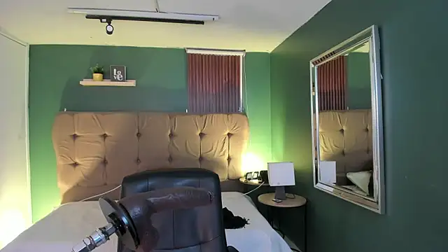 Micki   online show from December 2025 11:18:01 AM