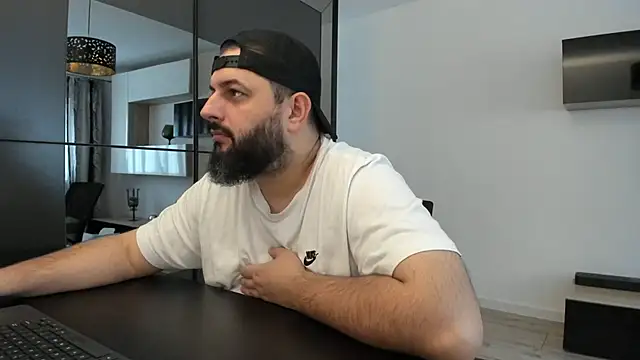 Snapshot of DravenPeak chatting on October 2025 11:18:01 AM DravenPeak online show from October 2025 11:18:01 AM