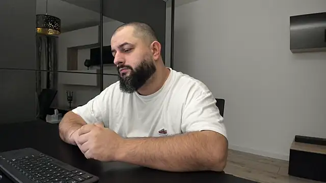 Snapshot of DravenPeak chatting on October 2025 02:45:02 AM DravenPeak online show from October 2025 02:45:02 AM