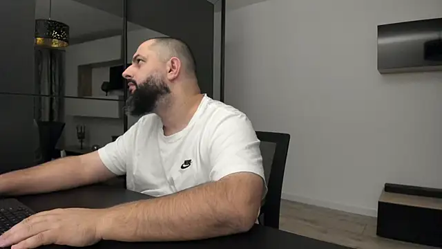 Snapshot of DravenPeak chatting on October 2025 08:42:01 PM DravenPeak online show from October 2025 08:42:01 PM