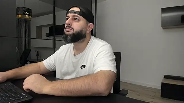 Snapshot of DravenPeak chatting on October 2025 02:52:01 AM DravenPeak online show from October 2025 02:52:01 AM