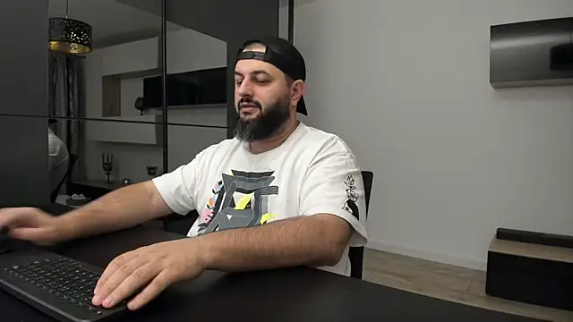 Snapshot of DravenPeak chatting on November 2025 08:33:02 PM DravenPeak online show from November 2025 08:33:02 PM