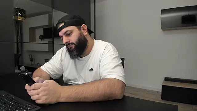 Snapshot of DravenPeak chatting on December 2025 07:32:01 PM DravenPeak online show from December 2025 07:32:01 PM