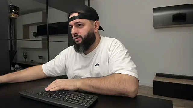 Snapshot of DravenPeak chatting on December 2025 07:33:02 PM DravenPeak online show from December 2025 07:33:02 PM