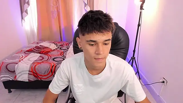 Snapshot of Aron_Boyy chatting on May 2026 09:32:01 PM Aron Boyy online show from May 2026 09:32:01 PM