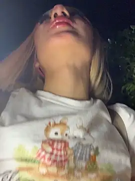 Snapshot of SweetBunnyGF chatting on December 2025 11:25:02 PM SweetBunnyGF online show from December 2025 11:25:02 PM