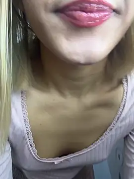 Snapshot of SweetBunnyGF chatting on December 2025 11:01:02 PM SweetBunnyGF online show from December 2025 11:01:02 PM