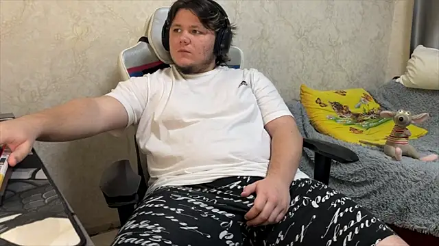 Snapshot of desiredude9 chatting on October 2025 06:05:01 PM desiredude9 online show from October 2025 06:05:01 PM