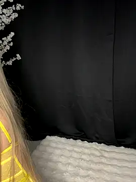 AubrieleRouj1 online show from October 2025 03:43:01 PM